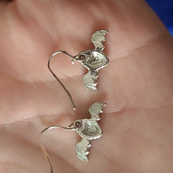 🍂3/$10 🦇 The Cutest Bitty Bat Earrings! Silvertone & Black Enamel Dangles - Picture 8 of 10